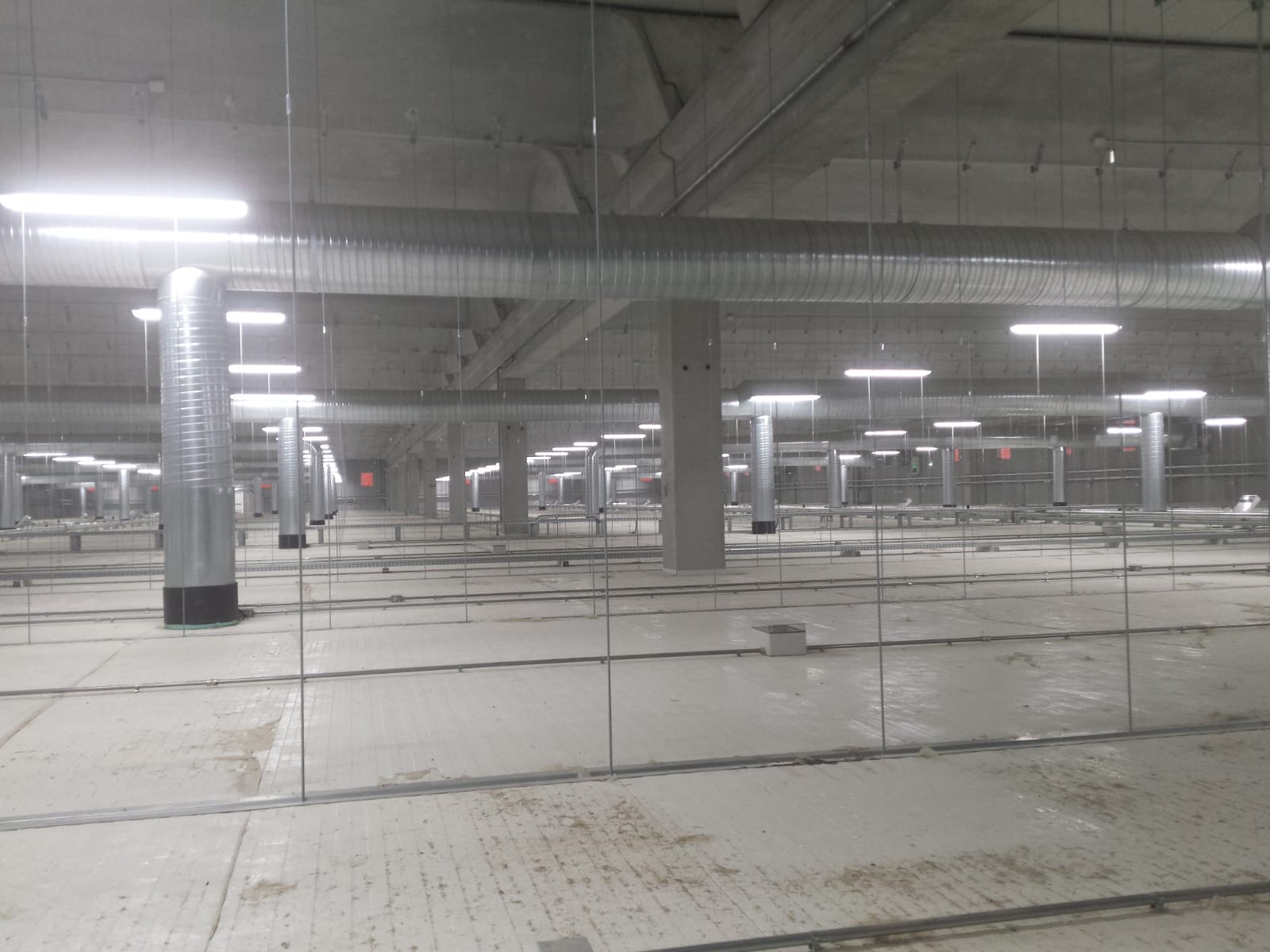 Canalizzazioni aerauliche installate in un ambiente industriale